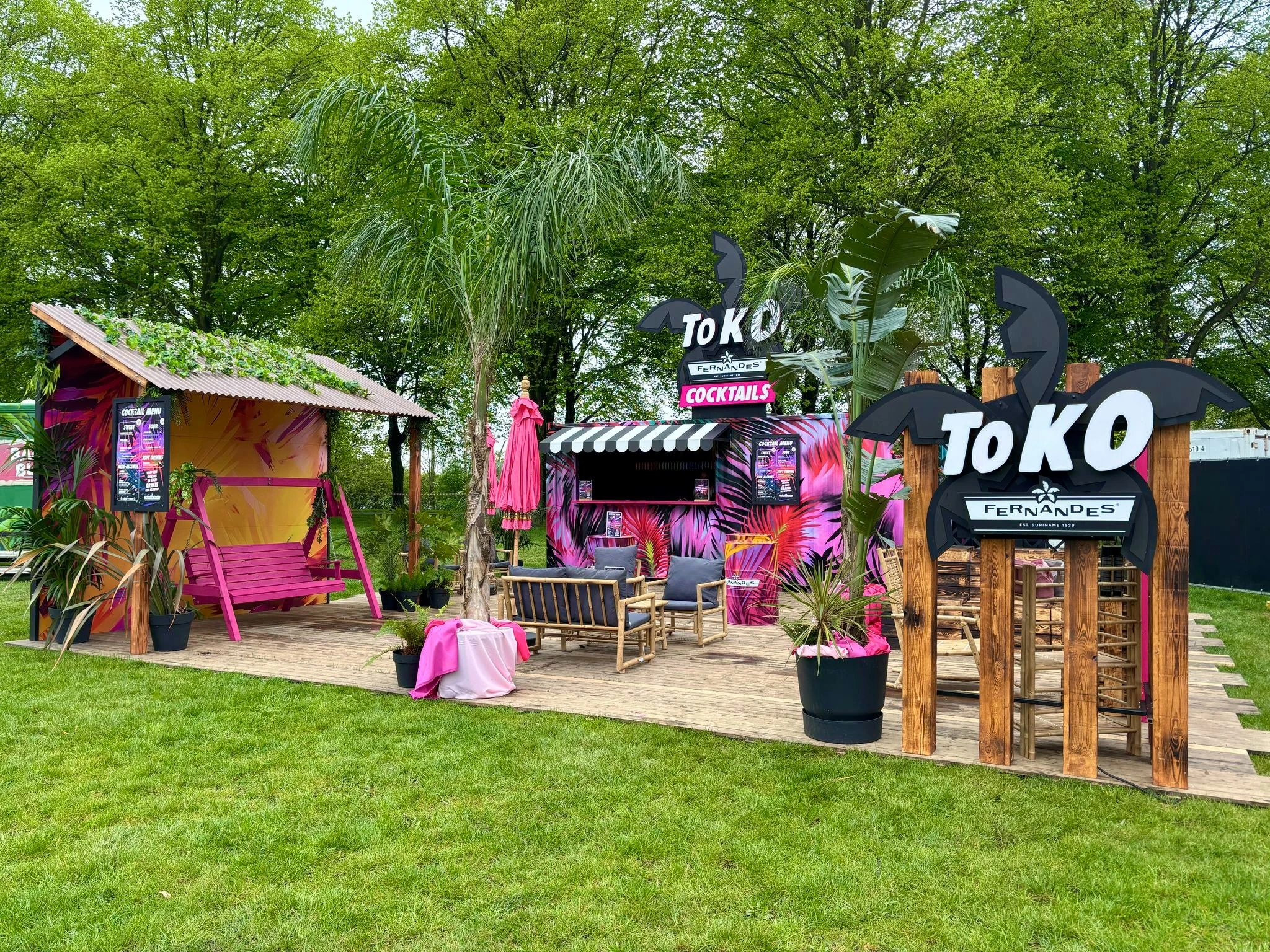 The Fernandes mobile cocktail bar and its full sign