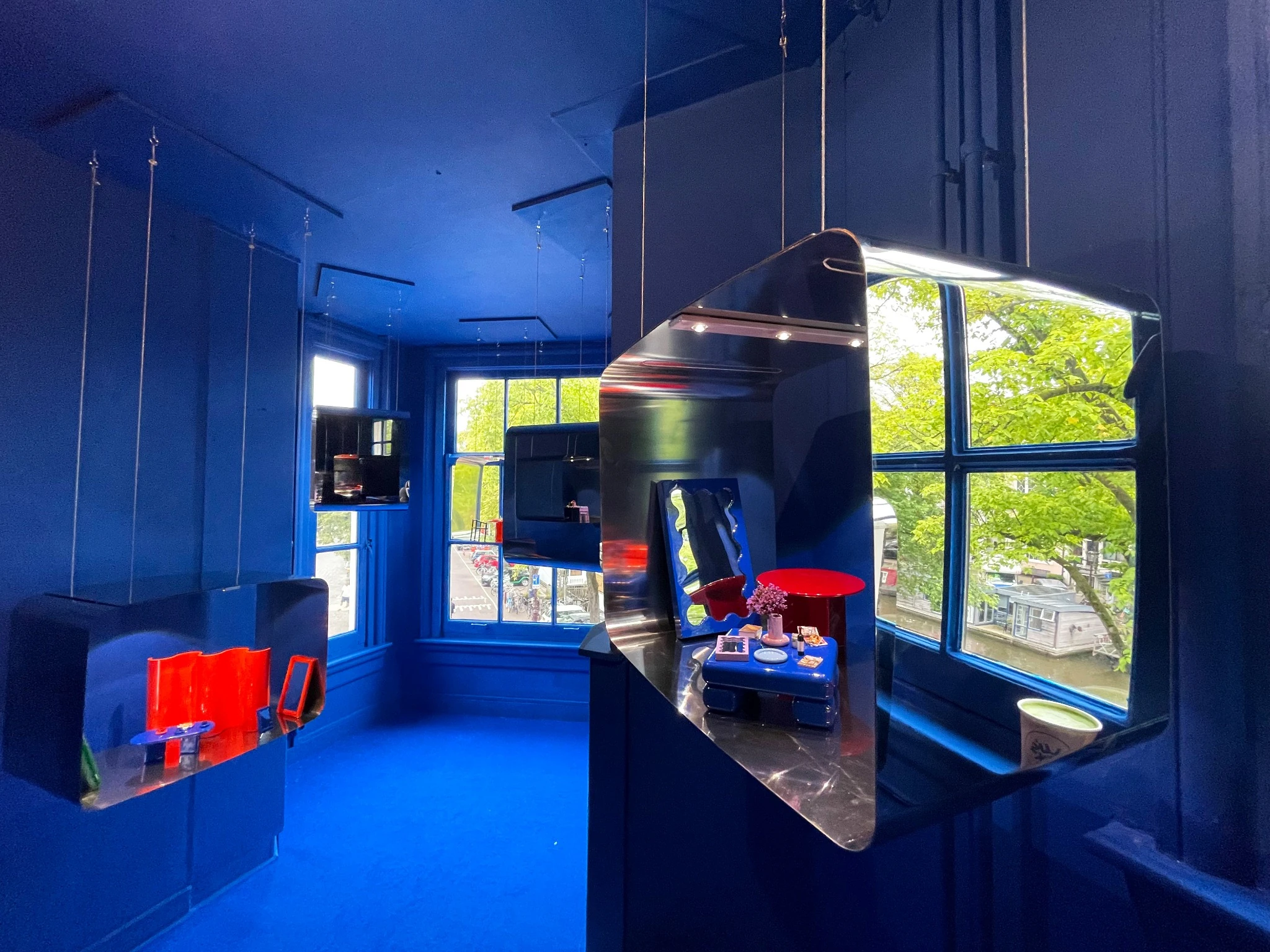 Immersive blue, red and purple spaces in the Gustaf Westman gallery